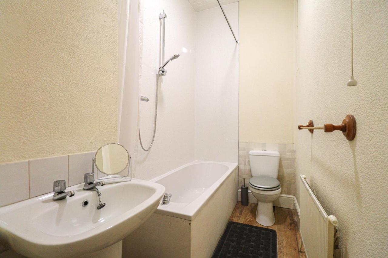 Cosy Ardrossan Apartment Bagian luar foto